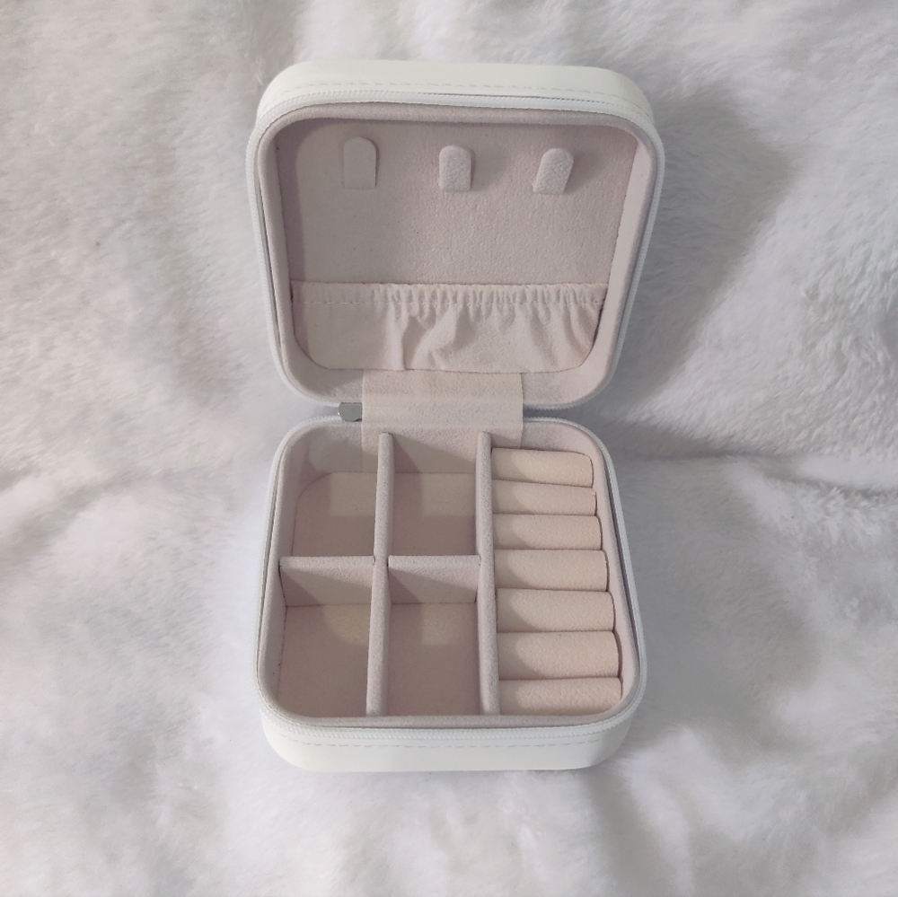 White Portable Jewelry box - Picture 2 of 3